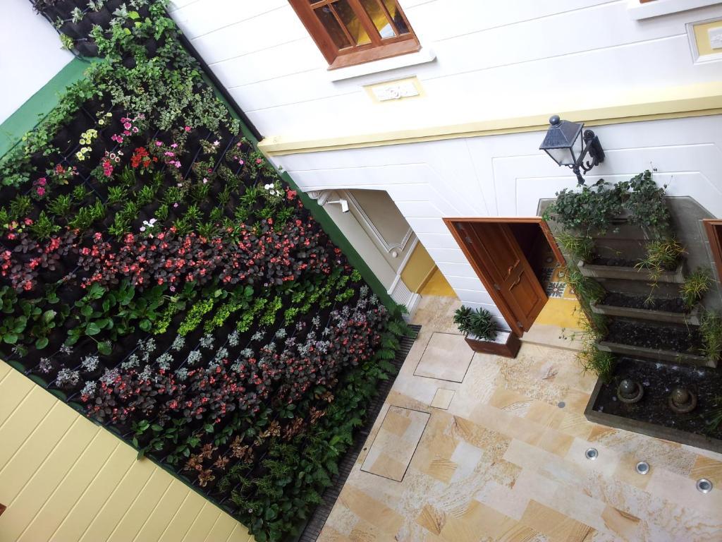 Hotel Santa Lucia Boutique Spa Bogotá Exteriör bild A green wall in a courtyard